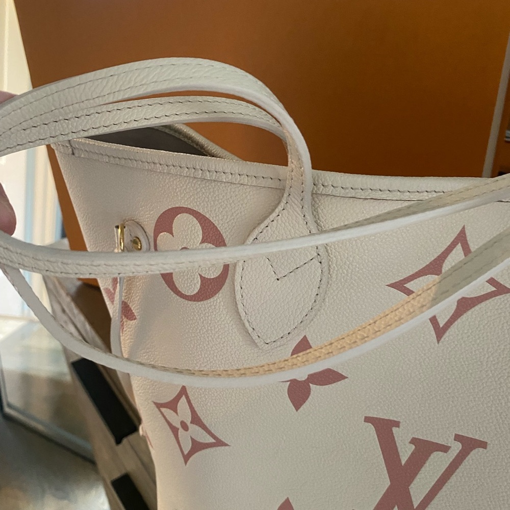 *Limited Edition* Louis Vuitton Neverfull MM
M21579 - Picture 12 of 17